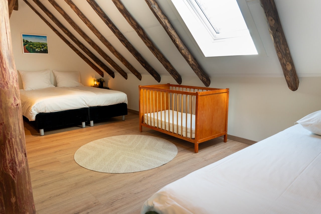 De_Loeghoeve_grote_slaapkamer_met_krib