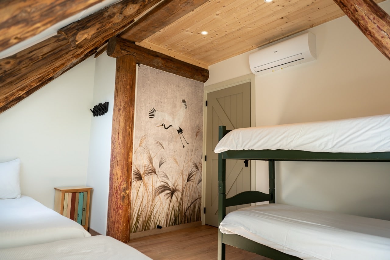 De_Loeghoeve_slaapkamer_stapelbed_zijaanzicht